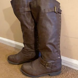 🍁🪵Brown riding boots w/exposed red zip up back. WIDE CALF